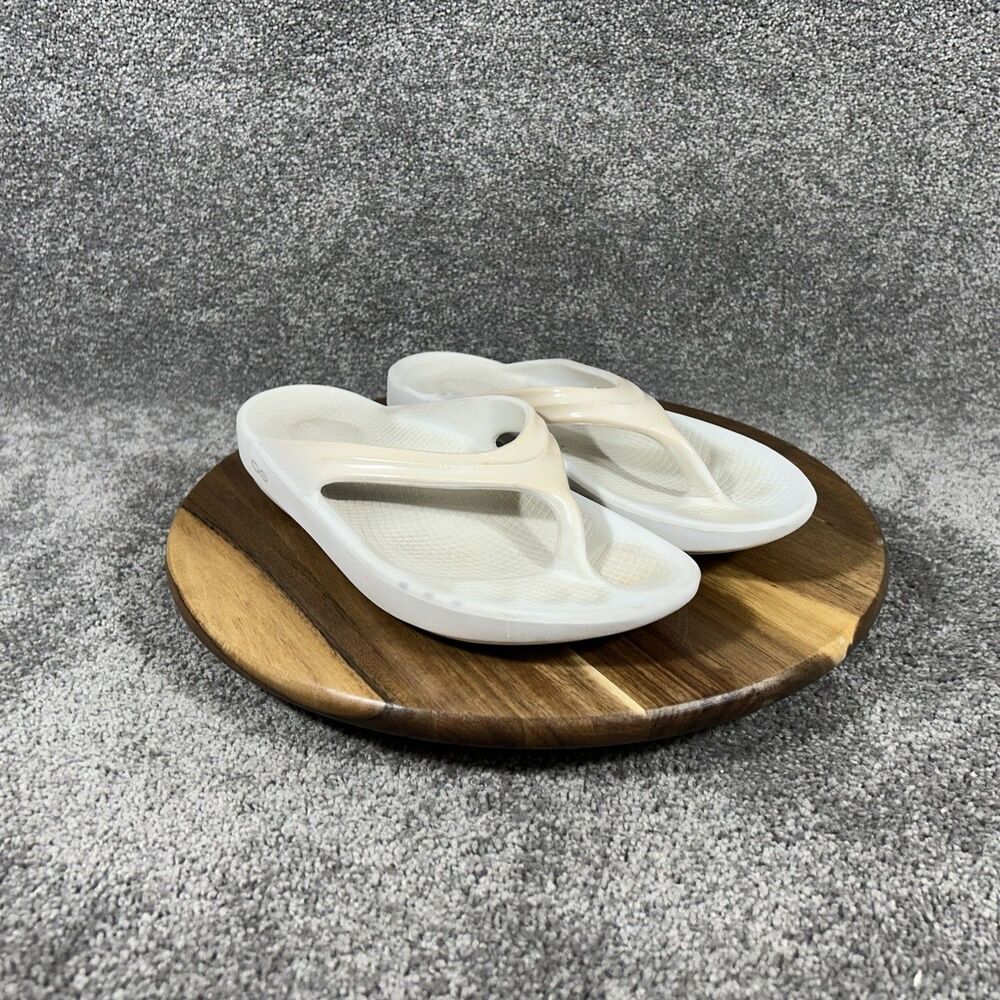 Oofos Oolala Luxe Women’s Size 7 White Gym Flip Flop Recovery Sandals Used